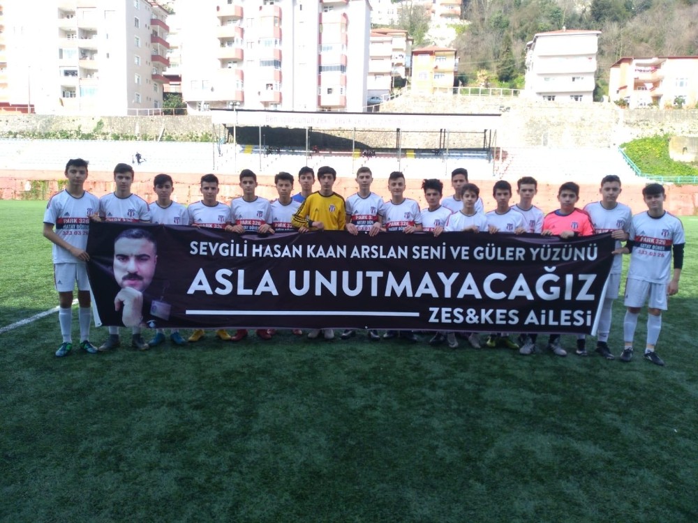 Takım kaptanı, ölen babasının pankartı ile sahaya çıktı