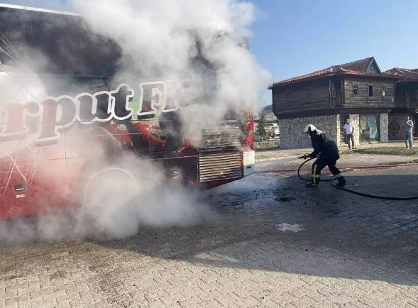 Takım otobüsü alev aldı! Futbolcular canını zor kurtardı!