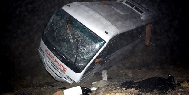 Takım otobüsü devrildi: 15 yaralı!
