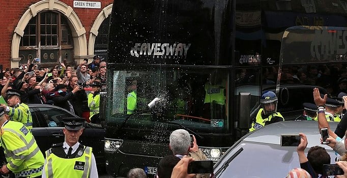 Takım otobüsüne taşlı şişeli saldırı