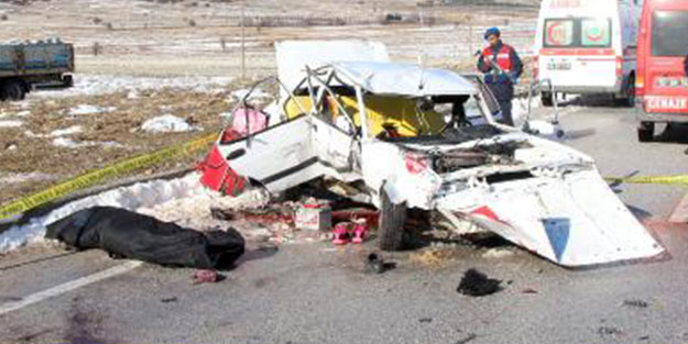 Takla atan araç TIR'ın önüne savruldu! 2 ölü 1 yaralı