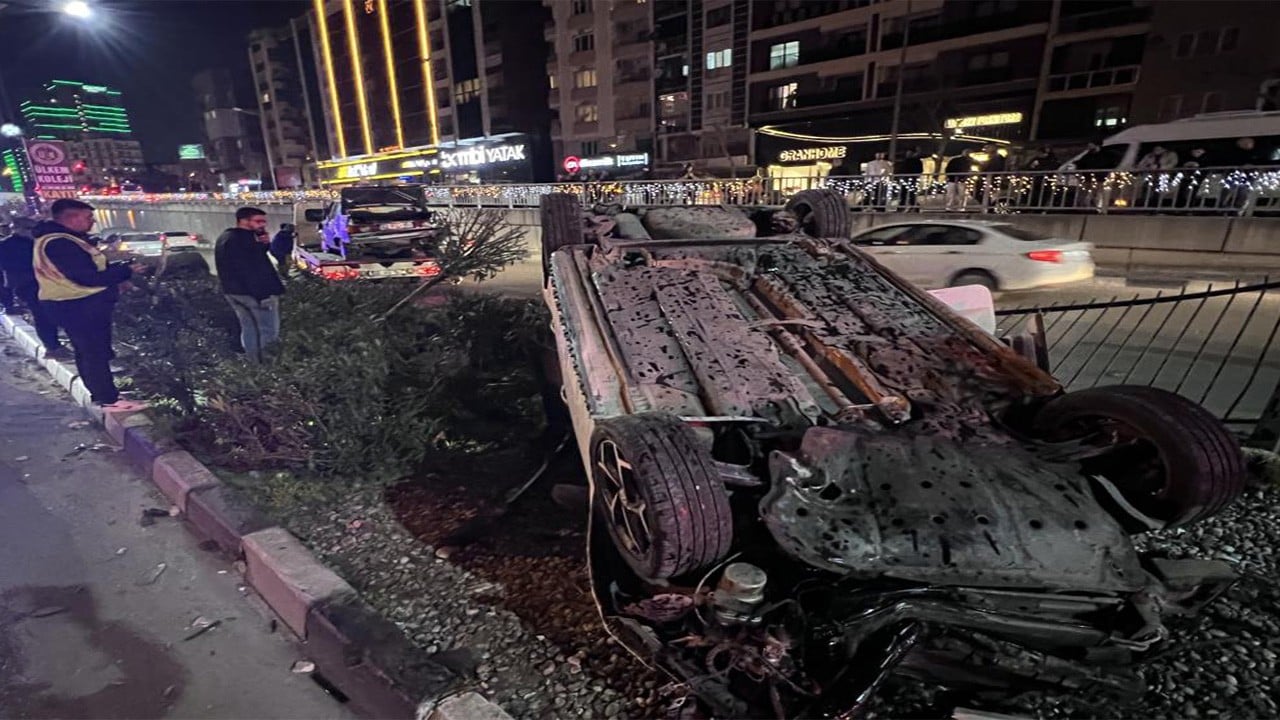 Takla atan araçlardan yürüyerek çıktılar