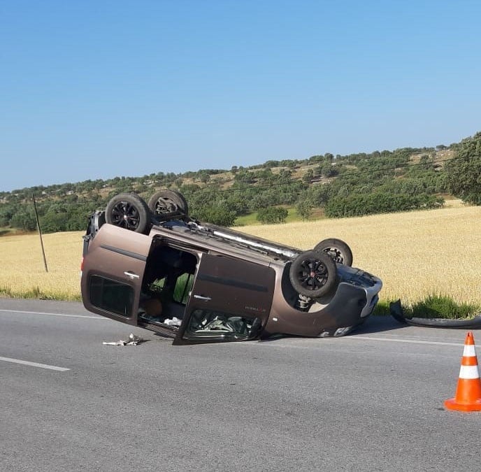 Takla atan araçta aynı aileden 5 kişi yaralandı 