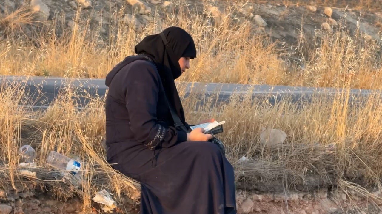 Takla atan araçtan çıktı! Şükürle Kuran-ı Kerim’e sarıldı