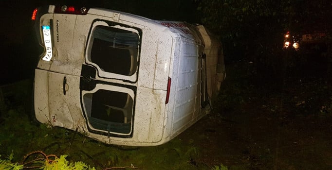 Takla atan minibüs şarampole uçtu: 16 kişi yaralı