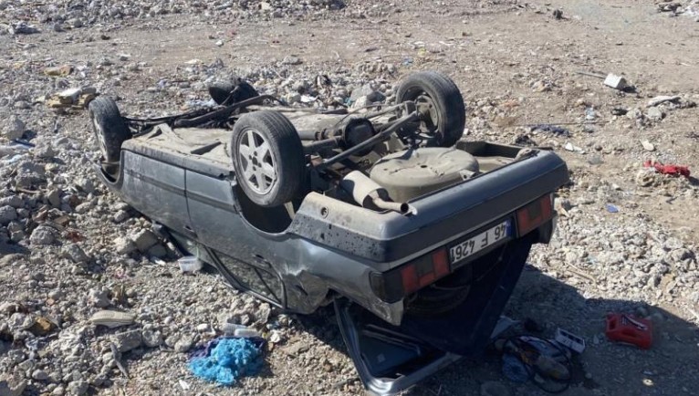 Takla atan otomobil 50 metre sürüklendi