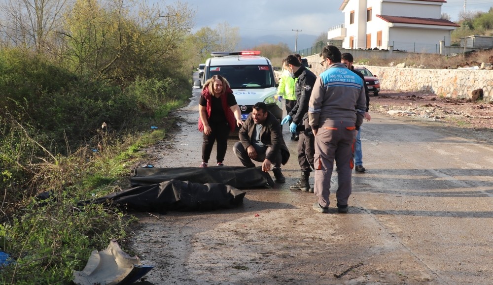 Takla atan otomobil elektrik direğini yerinden söktü: 2 ölü 2 yaralı 