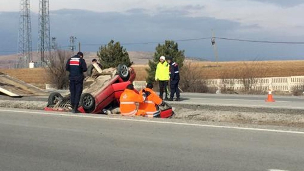 Takla atan otomobil su kanalına düştü: 3 yaralı 