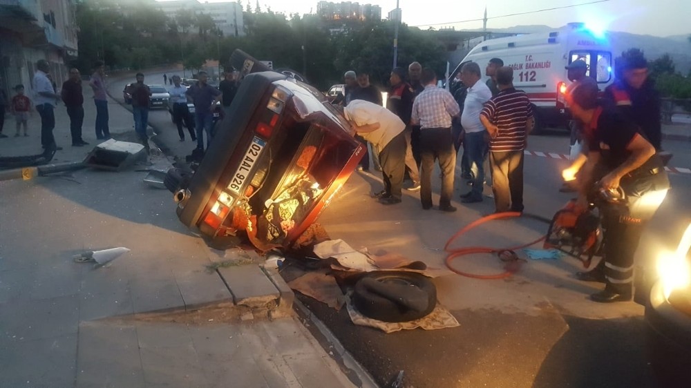 Takla atan otomobil sürücüsü güçlükle çıkartıldı 