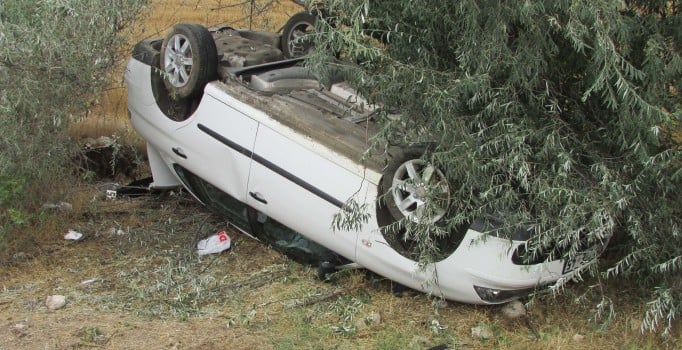 Takla atan otomobil ters döndü: 2'si çocuk 4 kişi yaralandı