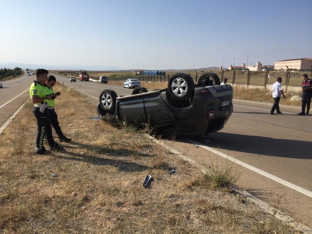 Takla atan otomobil ters döndü: 5 yaralı 