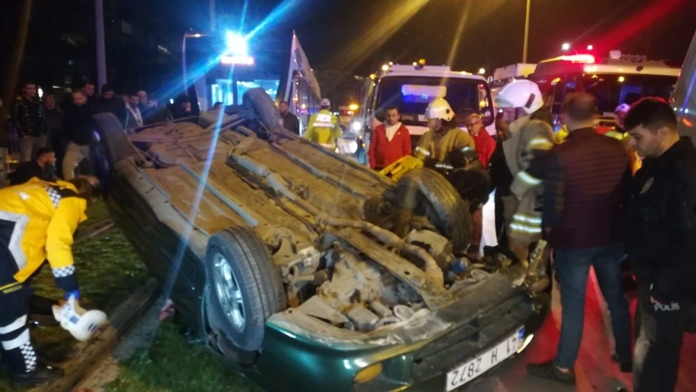 Takla atan otomobil tramvay yoluna devrildi: 2 yaralı 