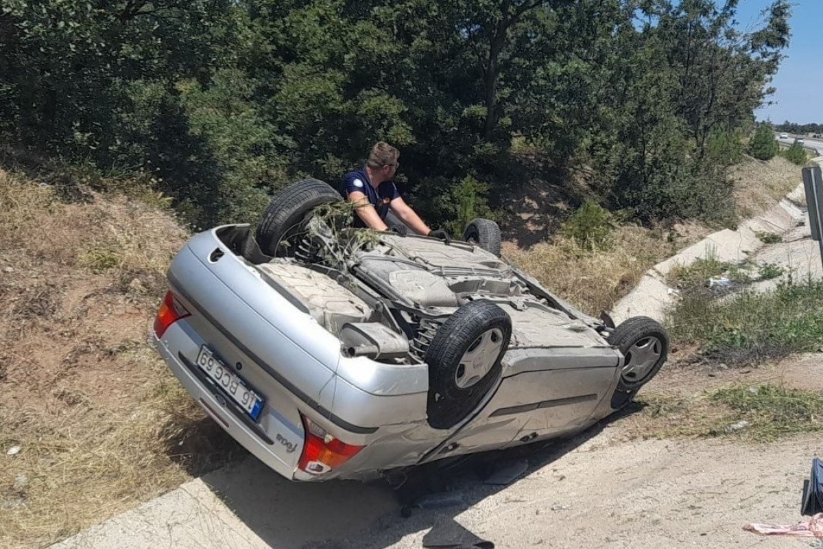 Takla atan otomobilde 2 kişi öldü, 2 kişi yaralandı