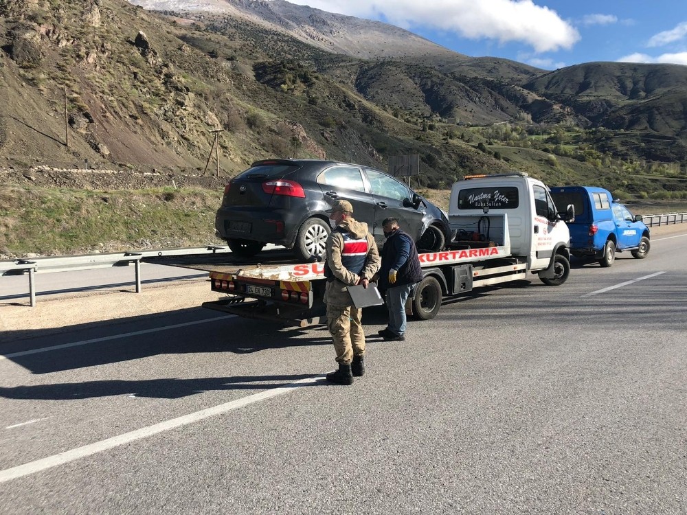 Takla atan otomobildeki sağlık çalışanı yaralandı 
