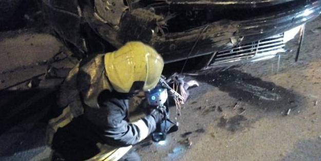 Takla atan otomobilin altında kalan sürücü öldü