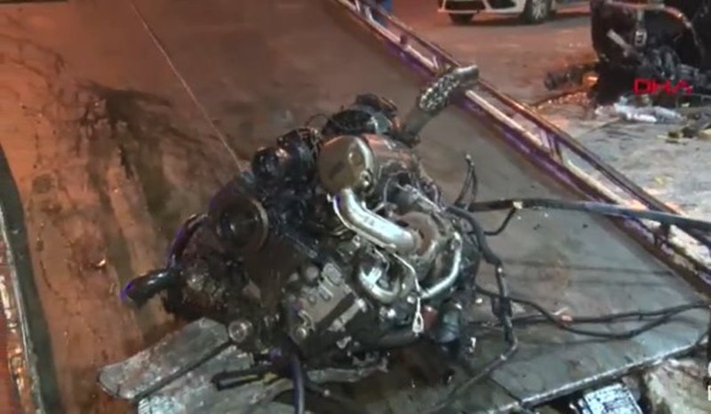 Takla atan otomobilin motoru yerinden fırladı