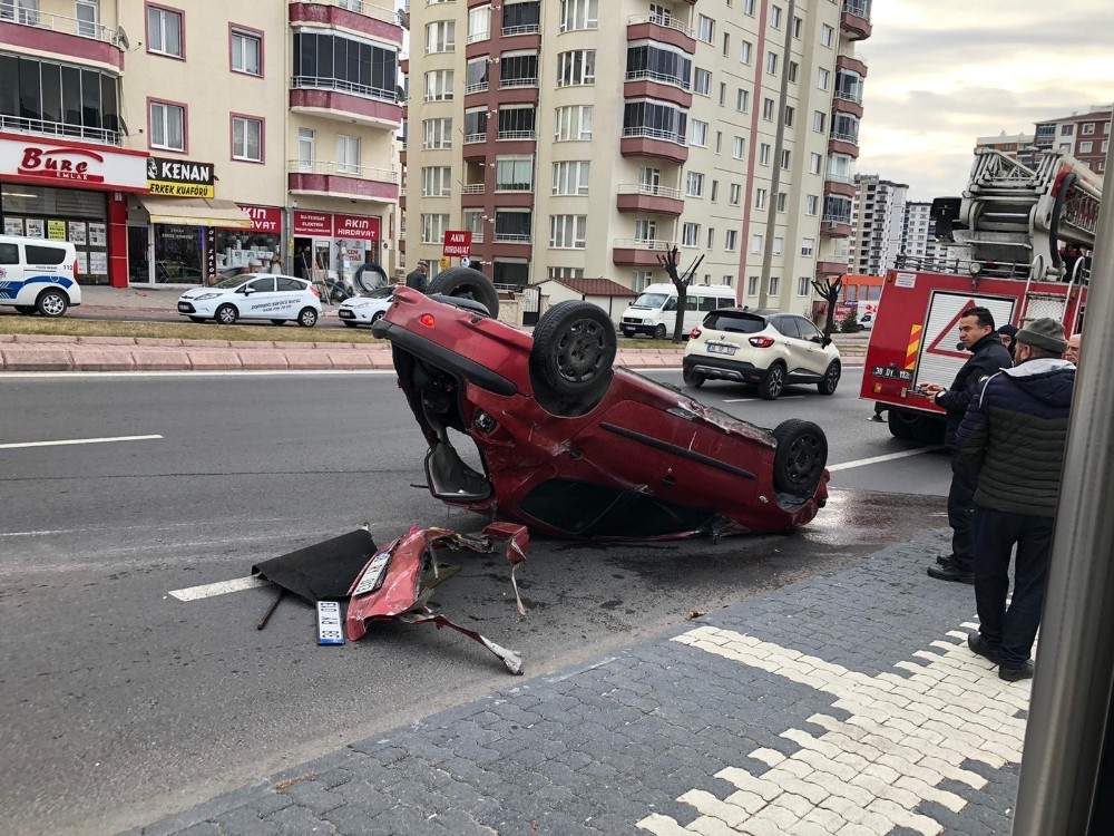 Takla atan otomobilin sürücüsü hafif yaralı olarak kurtuldu 