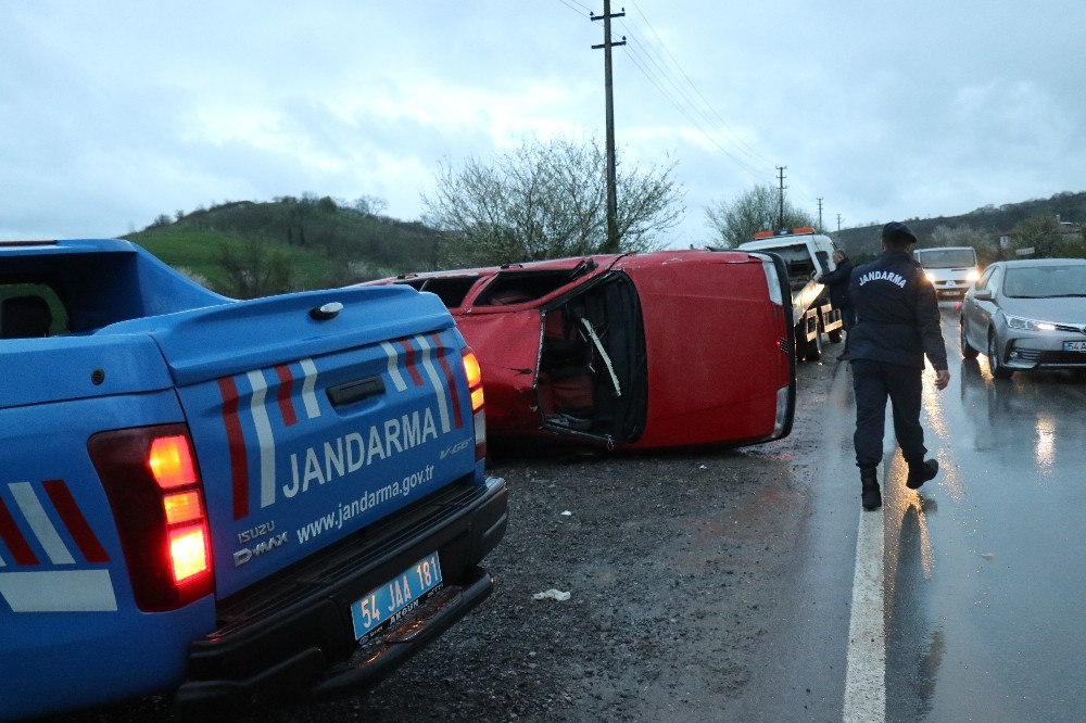 Takla atarak hurdaya dönen otomobilden yaralı kurtuldular 