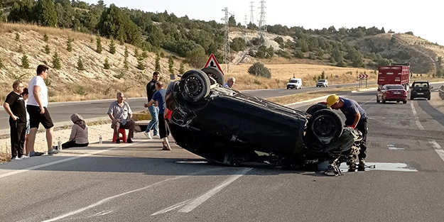 Takla attığı araçtan emniyet kemeriyle burnu kanamadan kurtuldu