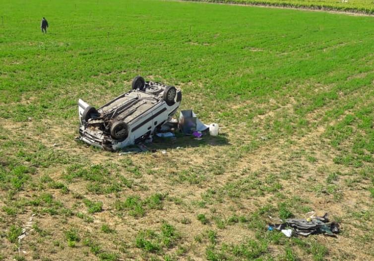Taklalar atan araç tarlaya düştü: 2 yaralı 