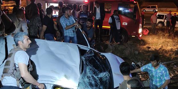 Taklalar atan otomobil eve çarparak durabildi: 1 ölü, 1 yaralı