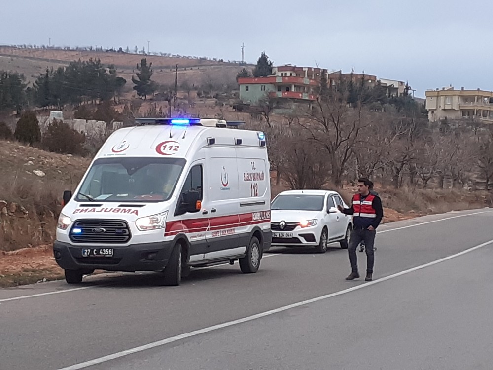 Taklalar atan otomobil kayalıklara çarparak durabildi: 8 yaralı 