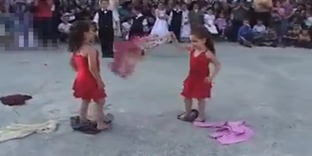 Törende, çocuklara başörtüsünü attırıp dans ettirdiler