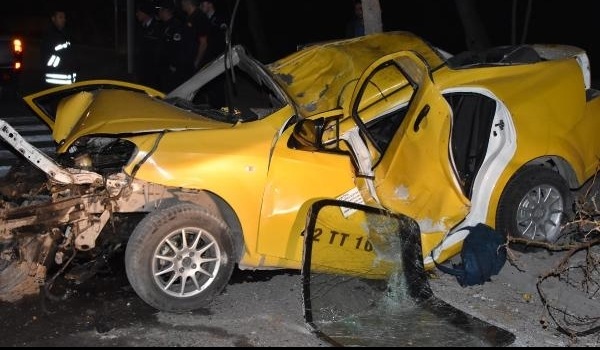 Taksi ağaca ve elektrik direğine çarptı: 2'si ağır 4 yaralı