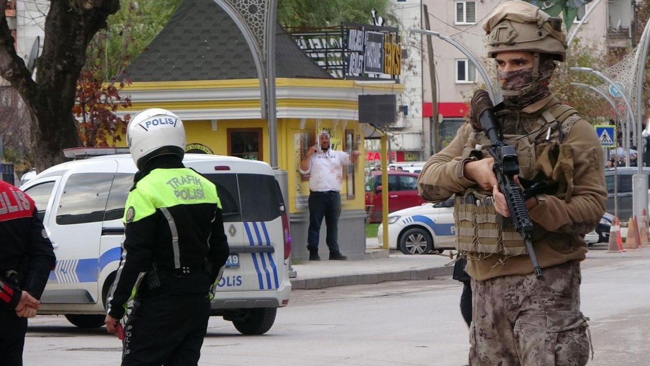 Taksi durağında rehine krizi: Özel harekat polisleri etkisiz hale getirdi