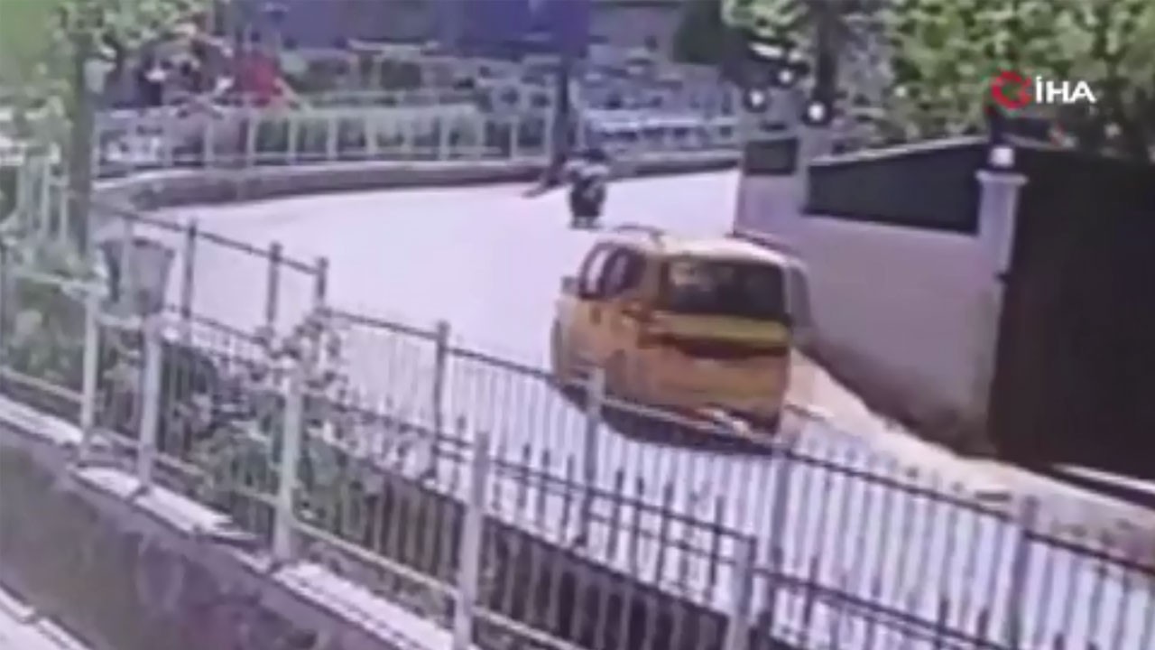 Taksi ile motosiklet kafa kafaya girdi! Korkunç kaza kamerada