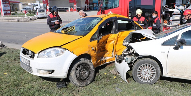 Taksi ile otomobil çarpıştı: 1 ölü, 2 yaralı