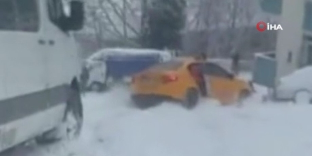 Taksi karda kaydı! Yolcu kapıyı açıp atladı