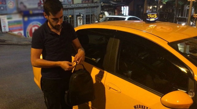 Taksi şoförü içi para ve ziynet dolu çantayı sahibine teslim etti