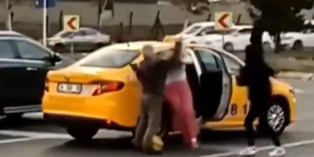 Taksici dehşeti! Araçtan indirdiği kadın müşterisini tekme tokat darbetti