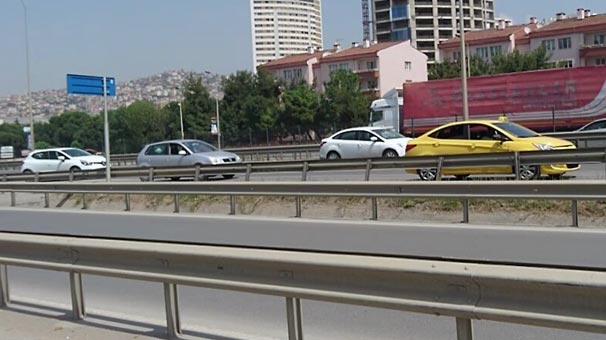 Taksici otoyolda yaptığı hareketle yürekleri ağza getirdi