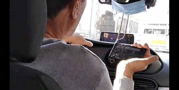 Taksici pes dedirtti! Hem yolcu aldı hem de ganyan izledi