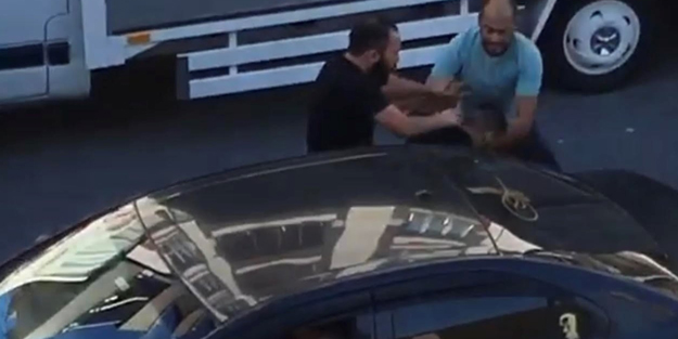 Taksici ücret tartışması yaşadığı turisti tekme tokat dövdü