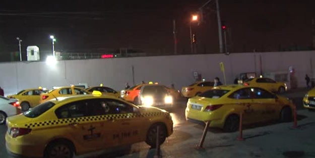 Taksiciler krizi fırsata çevirdi! Müşteri kapmak için yarıştılar