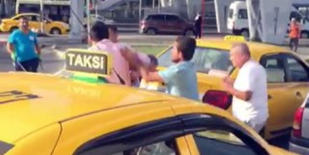 Taksiciler taksiciyi dövdü!