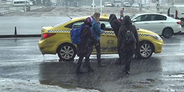 Taksicilerden kar fırsatçılığı! Pazarlıkta anlaşamayınca yolcu almadılar