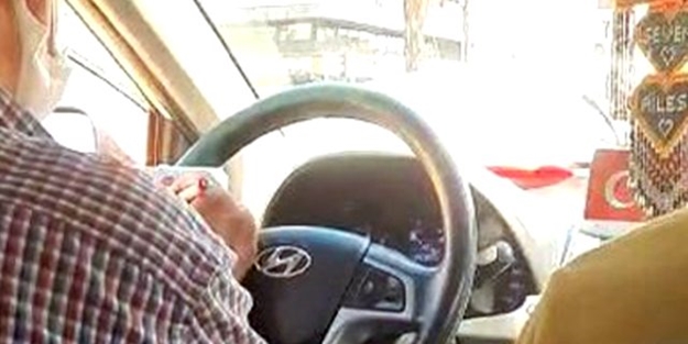 Taksicinin araçtaki yolcuları hiçe sayıp yaptığı hareket 