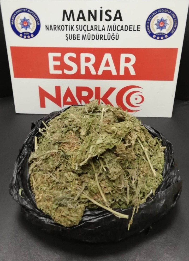 Taksideki müşterinin üzerinden esrar çıktı 