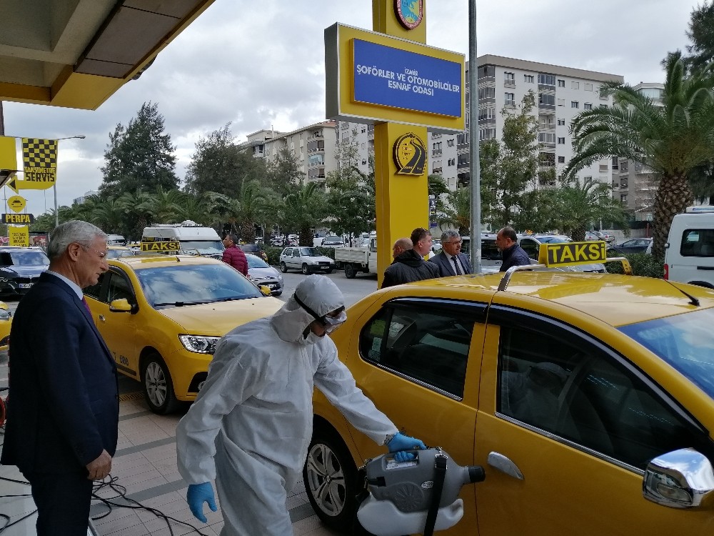 Taksiler korona virüsüne karşı dezenfekte ediliyor 