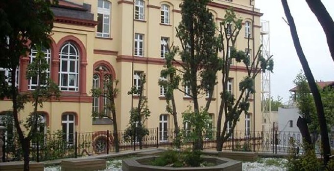 Taksim Alman Lisesi'n terör saldırısı nedeniyle tatil edildi