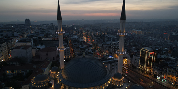 Taksim Camii'nde Ramazan hazırlığı! Asılan mahya havadan görüntülendi