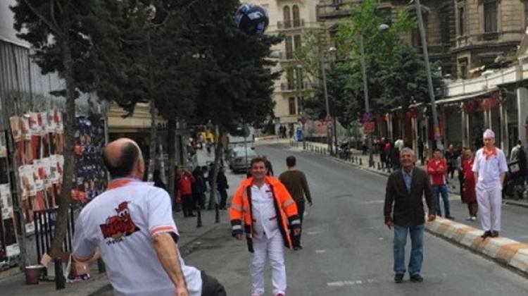 Taksim esnafı müşteri bulamayınca...
