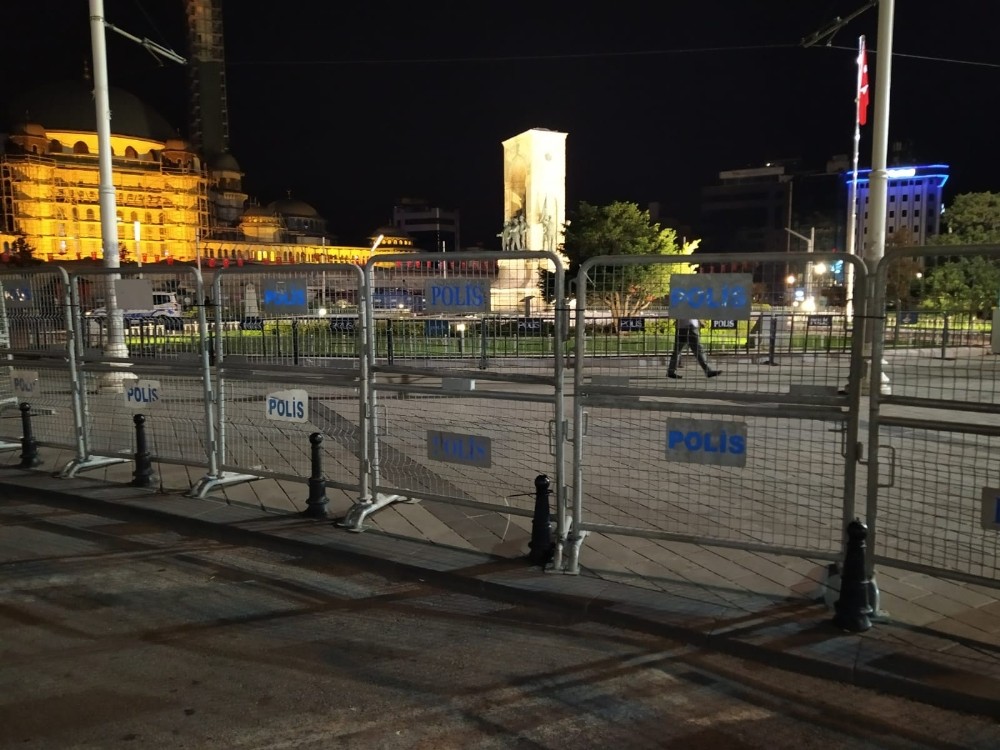 Taksim Meydanı bariyerlerle çevrildi 