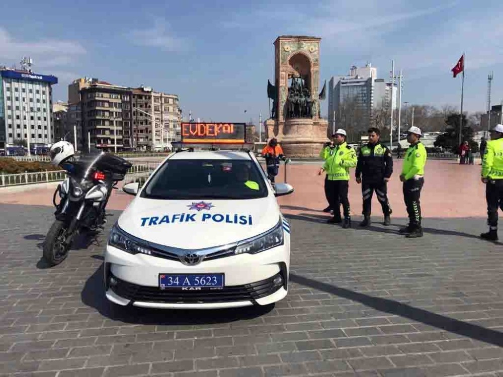 Taksim Meydanı güvercinlere kaldı 