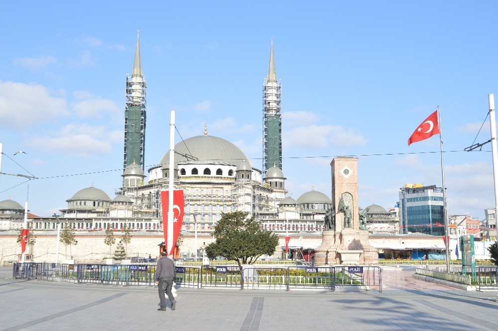 Taksim Meydanı, güvercinlere kaldı 