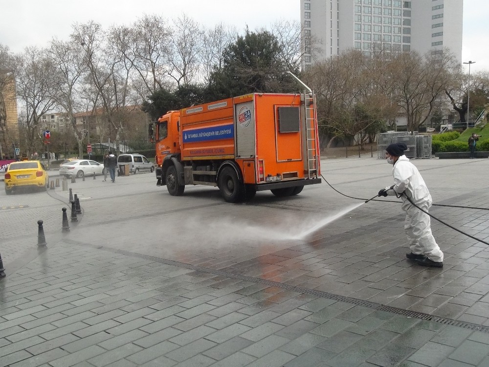 Taksim Meydanı korona virüse karşı yıkandı 